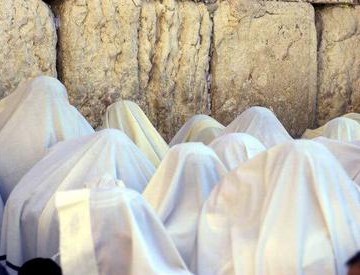4. Social Groups. Image: Jews praying at the Wailing Wall in Jerusalem (source: